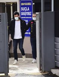 Jun 30, 2021 · beyoğlu'nda bir otelin restoranında çıkan kavganın ardından gözaltına alınan oyuncu ayşegül çınar ve eski sevgilisi furkan çalıkoğlu savcılığa sevk edilmişti. Furkan Calikoglu Kimdir Kac Yasinda Nereli Ne Is Yapiyor Aysegul Cinar In Sevgilisi