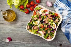 Principalement une base végétale composée de salades (qui apportent volume et. Recette Salade Composee Au Thon Marie Claire