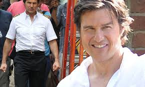 It only seem as though his upper front teeth had a massive gap for a midline. Tom Cruise Returns To Mena Set With A Full Set Of Teeth Daily Mail Online
