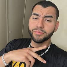 Dark Mode icons + no text is the iOS 18 look to go for.