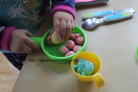 La ciencia es algo mágico que fascina a los niños, que, desde muy pequeños, muestran una gran curiosidad por el mundo que les rodea.aunque pueda parecer cosa de mayores, existen experimentos caseros que los niños pueden desarrollar con la ayuda de los padres, inculcándoles, de esta forma, el amor por la ciencia.los experimentos científicos para niños hacen posible que el pequeño se. Trece Actividades Caseras Y Dos De Exterior 1 3 Anos La Mama De Pequenita