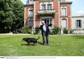Ce jeudi a permis un début d'explication à cette attitude étonnante. Document Decouvrez Montretout Le Manoir Hante Par Jean Marie Le Pen Vsd
