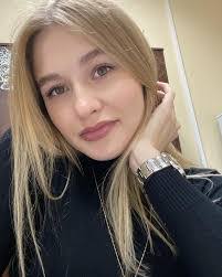 Elena Ross's Instagram, Twitter & Facebook