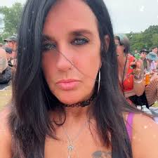 So y'all can really walk past somebody y'all dated & not speak at all🤔😳😂