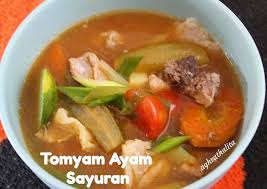 Kalau air sudah surut, masukkan wortel dan bunga kol. Resepi Tom Yam Ayam Thai