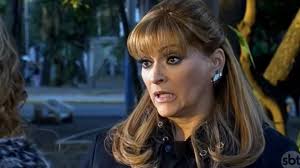 Quando Me Apaixono: Regina morre? Josefina olha obituário e tem choque