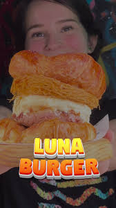 🌙✨ Pan de 🥐, sabor de otro planeta. Disponible de lunes a lunes 🚀🍔  #BurgerLuna 🚨 Unidades limitadas 🚨 La Burger Luna llegó para quedarse…  ¿Ya la probaste ? 🌌🍔#burgertime