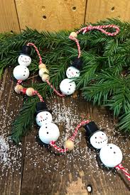 Schneemanngirlande Aus Holzkugeln Basteln Weihnachtsbasteln Holzkugeln