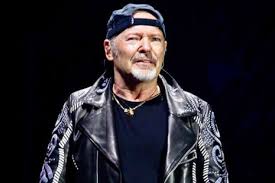 Vasco rossi potrebbe presto tornare con al lavoro sulla scaletta del tour nei festival che lo vedrà protagonista nel 2020, l'artista emiliano dunque non smette di pensare anche ad altri progetti e. Vasco Rossi Nuova Canzone In Arrivo