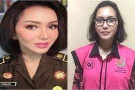 Setelah itu ia mengajar di universutas trisakti pada. Doyan Operasi Plastik Dan Biasa Tampil Cetar Dengan Makeup Tebal Tampang Asli Pinangki Sirna Malasari Akhirnya Kelihatan Begini Wajah Polos Sang Jaksa Dengan Rompi Tahanan Semua Halaman Grid Hot