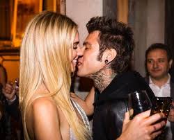 Alla prima uscita ufficiale a milano chiara ferragni mostra disinvoltura e saltella sorridente tra i flash, fedez, strano a dirsi, pare un po' imbarazzato. Pin Su Gossip