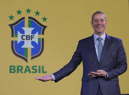 El escudo de brasil es uno de los más distintivos símbolos de la nación brasilera, se conforma de varios elementos, en donde se puede apreciar una esfera celeste. La Confederacion Brasilena De Futbol Presento Su Nuevo Logo