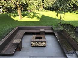 Idee Fur Moderne Gartenterrasse Mit Individuellem Loungebereich Garten Terrasse Feuerstelle Garten Hintergarten