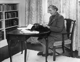 Photos Of 15 Famous Authors Writing In Their Rooms Agatha Christie Women Writers Agatha