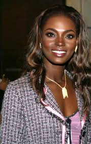 JOYEUX ANNIVERSAIRE ÈVE ! Aldina Sasso ou Ève (dans Ma Grande Famille), la  seule femme qui fait trembler Michel Bohiri, est en joie aujourd'hui. Ce  jeudi 19 décembre, elle fête un an