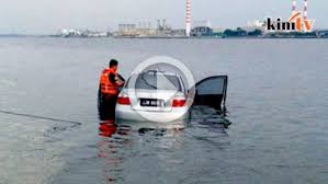 Bu yuli yang sedang berdiri sambil melepaskan handuk yang melilit ditubuhnya sama sekali tak menyangka kalau azis ikut masuk ke kamarnya. Visual Kereta Terbabas Ke Laut Kerana Salah Masuk Gear Video Dailymotion
