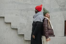 Fröhliche Sexfreunde, Die Sich Auf Der Straße Lächeln Stockfoto - Bild von  kleidung, afrikanisch: 234221010