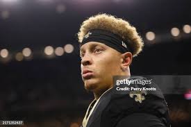Spencer Rattler of the New Orleans Saints warms up prior to an NFL...  Nachrichtenfoto