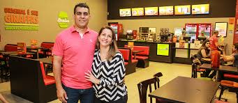 Pedro paulo de oliveira, best known as pedrinho (born june 29, 1977 in rio de janeiro) is a brazilian football pundit and retired footballer who played primarily as a left winger. Ao Lado Da Esposa Ex Jogador De Futebol E Ex Copeiro Abre Nova Unidade Do Giraffas Em Bauru