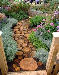 Repurpose Wood Scraps As An Natural And Organic Garden Path Material Long Lasting Tidier Than Bark Mulch Or Pebbles And Pla Tuin Ideeen Tuin Tuinpad