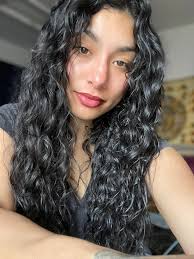 Curly hair care: defined and shiny results naturally