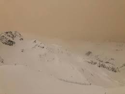 Schnee ist eigentlich der beste schutz für den gletscher in diesem heißen sommer. Bilderstrecke Saharastaub In Den Skigebieten Im Kanton Uri Baublatt