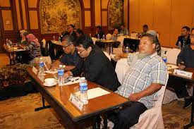 Dia bertanggungjawab atas seluruh pengurusan serta juga kepada lembaga pengarahnya untuk prestasi. Perjumpaan Kepertama Pendaftar Dan Pegawai Eksekutif Upm Holdings Sdn Bhd Kesatuan Kakitangan Am Universiti Putra Malaysia Kepertama