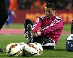 El real madrid recibe la primera cuota por el traspaso de achraf hakimi. Cristiano Ronaldo Ajustando Sus Nuevos Botines En El Dia De Hoy Hacia El Debut Real Madrid Real Madrid Players Cr7 Ronaldo