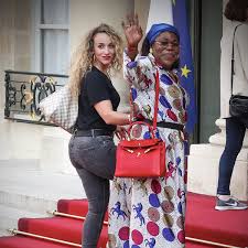 Paul pogba évolue au poste de milieu de terrain au sein du club anglais de manchester united. Babaca On Twitter Pogba S Mother And Girlfriend Entering Champs Elysee