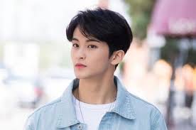 Jangan lupa like, share, dan. Biodata Mark Nct Dari Agama Hingga Fakta Unik Teman Sekelas Arin Oh My Girl Dan Mina Gugudan Portal Probolinggo