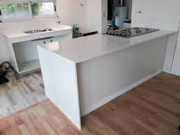 Con el objetivo de remodelar la cocina en una con más carácter cassandra lavalle fundadora y directora de coco+kelley decide para esto se decide utilizar superficie silestone® by cosentino. Isla Cocina Silestone White Storm Forma Diseno Disenos De Unas Islas De Cocina Cocinas