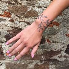 Dans ce cas, le tatouage initial poignet femme ou homme est probablement fait pour vous. 100 Idees De Tatouages Bracelet Pour Femme Tatouez