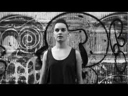 The durham, n.c., couple gives us three songs from their home couch using modular synths, a rhythm machine and amelia's heartfelt vocals. 20 Idee Su Emma Portner
