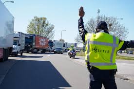 ‘Ongelooflijk, maar waar’: politie schrikt van telefoongebruik automobilisten op N50