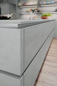 grifflose kuchenfront in beton mit edelstahl griffschienen kuchentrends wohnung kuche kuche