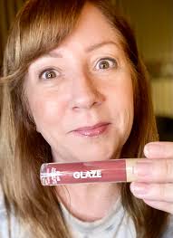 The new Glimmer Lip Oil shades are basically a snack… for your lips 🍽️ 🍑  Posh Peach = sweet & soft like your fave summer fruit ☕️ Just Toasty =  warm, cozy,