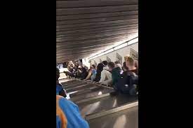衝撃映像 ローマの地下鉄でエスカレーターが暴走 想定外の出来事に現場はパニックになり fundo エスカレーター ローマ パニック