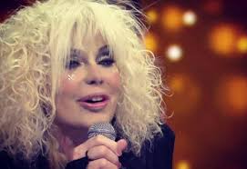 She entered the charts several times and won festivalbar in 1982 with donatella. Donatella Rettore Parla Della Malattia A Storie Italiane