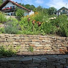 Steinmauer garten garten garten steinmauer gartenideen mit. Natursteinmauer Bauen Lassen Vom Profi Manhart Garten Pflaster
