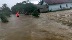 Bpbd kabupaten cirebon memantau kondisi di lokasi banjir saat ini sudah berangsur surut. Diguyur Hujan Deras Sejumlah Wilayah Di Majalengka Banjir Times Indonesia