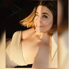 Versuche, „Ich liebe dich“ zu sagen, anstatt nur „Liebe dich“. Begrüße  deinen Partner mit „Hallo, Schöne(r)“ am Telefon, statt direkt zu fragen:  „Brauchst du etwas?“ Sag bewusst „Ich vermisse dich“ statt einfach