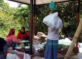 Kegiatan Penimbangan Sampah Di Bsmb Jingga Timbangan Pembersihan