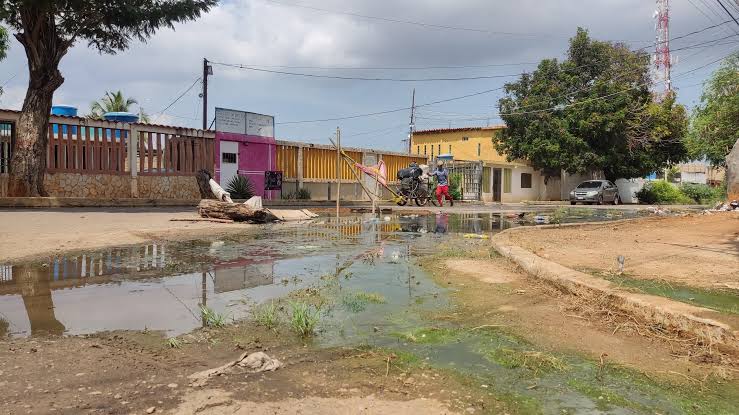 Aguas servidas inundan varias zonas de Maracaibo