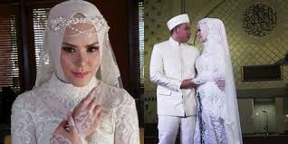 Baju nikah sepasang warna krim fesyen wanita pakaian. Cantik Mempesona Ini Detail Make Up Busana Akad Nikah Angel Lelga Kapanlagi Com