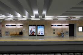 O aeroporto de lisboa está localizado na zona norte de lisboa a cerca de 7 km do centro da em 17 de julho de 2012 é inaugurada a estação de metro do aeroporto, junto ao edifício das chegadas. Como Ir Do Aeroporto Ao Centro De Lisboa Uma Esquina