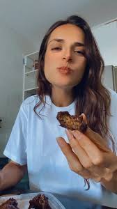 Bombom de chocolate 70% com tâmara e recheio de pasta de amendoim. #tpm  #dengo #chocolate