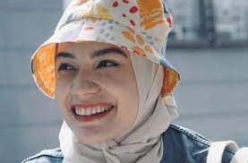 Ruqayyah dan utsman juga turut serta dalam hijrah yang kedua dari mekah menuju madinah. Kini Mantap Berhijab Putri Anne Jadi Mualaf Sebelum Dinikahi Arya Saloka Matamata Com