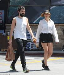 Elizabeth olsen has some new bling to show off! Elizabeth Olsen Is Spotted With Engagement Ring For The First Time With Fiance