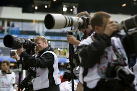 Hasil gambar untuk foto bermain hp di luar lapangan bola