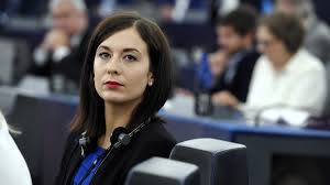Mint ismeretes már vasárnap megjelent egy rejtélyes videó, amit a bennfentes.net hozott nyilvánosságra, ebben egy maszkot viselő illető egy politikus lebuktatásáról beszélt, ezt követően hétfőn újabb videó jelent, meg ami már uniós pénzekkel való visszaélést lebegtetett, kedden délelőtt. 4f3lq7ll7q5 Nm